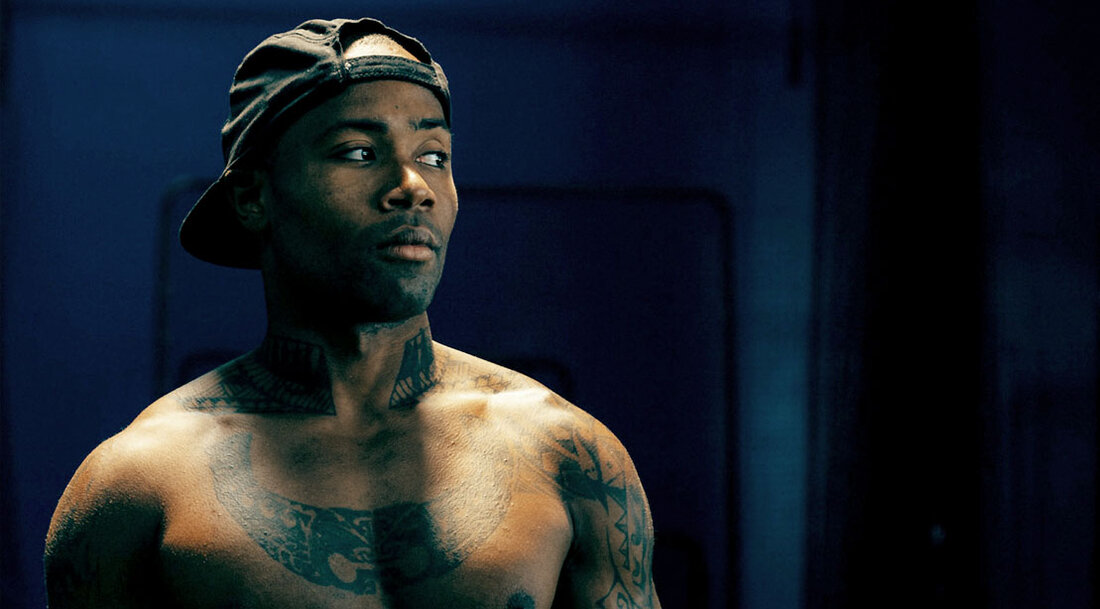 Andrew Alexander King erklimmt die höchsten Berge, aber, metaphorisch gesprochen, rückt er sie auch näher zusammen, denn dieser inspirierende Afroamerikaner hat jüngeren Generationen ein Hoffnungsschimmer für diejenigen gegeben, die sich vielleicht der Welt des Kletterns und der Erkundung anschließen möchten. Von seinen frühen Tagen, als er als Kind seine lokale Umgebung schätzte, bis hin zu seinen sportlichen Leistungen auf der ganzen Welt, nutzt dieser Philanthrop jeden Moment, um sich geistig und körperlich weiterzuentwickeln. M&F hat sich mit dem superfitten 34-Jährigen zusammengesetzt, um herauszufinden, wie er Züge zum Besteigen großer Berge und das Surfen auf diesen großen Wellen, und wir fanden …