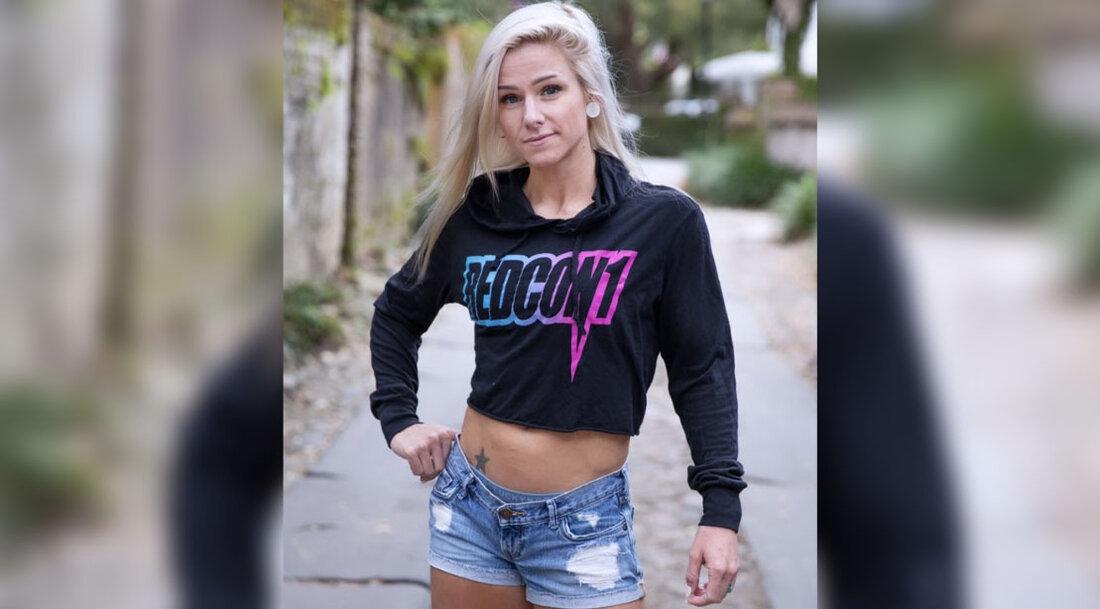 Anmerkung des Autors: Einige der Details dieser Geschichte sind anschaulicher Natur und können Überlebende verschiedener Formen von Missbrauch auslösen. Diskretion wird empfohlen. Ein gebräuchlicher Ausdruck, der von Mitgliedern der geteilt wird Streitkräfte der Vereinigten Staaten ist, dass sie ihrem Land einen Blankoscheck anbieten. Dies liegt daran, dass der von ihnen angebotene Service alles bis einschließlich ihres Lebens umfasst, wenn dies für die Verbesserung des Landes erforderlich ist, das frei und die Heimat der Tapferen ist. Das Engagement dieser heldenhaften Männer und Frauen ist all das und mehr, aber sie sind nicht die einzigen, die mehr von sich geben. Auch die …