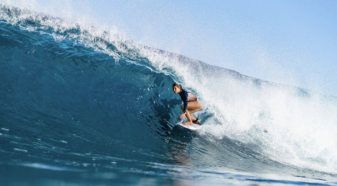 Costa Rica gilt als eines der glücklichsten Länder der Welt. Reich an Kultur, Wildtieren und atemberaubenden Stränden, ist es auch die Heimat eines der besten Surfer der Welt World Surf League Stern Brisa Hennessy. Als Kind leiteten Hennessys Eltern eine Surfschule und hatten die Vision, als Familie surfen zu können. Nach der Geburt von Brisa dauerte es nicht lange, bis sie mit dem Meer und einem Board bekannt wurde. Auch jetzt, im Alter von 22 Jahren, schätzt sie das Momente im Wasser mit ihrer Mutter und ihrem Vater. „In der Lage zu sein, sich mit den Menschen zu verbinden, die …