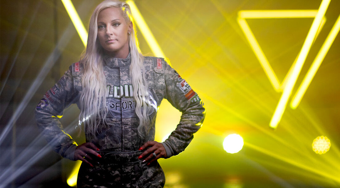 Für Kayla Blood spielte es keine Rolle, ob die Konkurrenz ein Junge oder ein Mädchen war. Wenn Sie gegen sie antreten würden, war ihre Einstellung, die Beste zu sein. Diese Denkweise, die sie sich während der Jugendleichtathletik angeeignet hatte, setzte sich während ihrer Zeit in der Nationalgarde von Louisiana und während ihrer gesamten MMA-Karriere fort und dient ihr nun als Fahrerin der Soldat Fortune Monster Jam Truck. In einem traditionell von Männern dominierten Sport wie Monster Jam ist Kayla Blood eine der Frauen, die der nächsten Generation von Wettkampfmädchen hilft zu erkennen, dass es nichts gibt, was sie nicht können. …