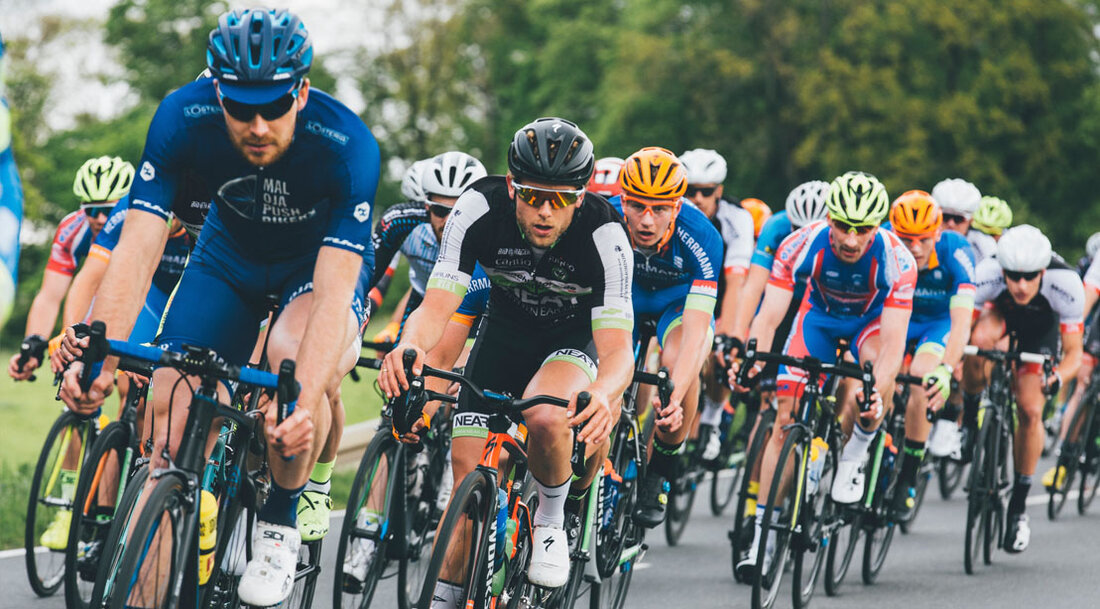 Während die jährliche mehrstufige Tour de France in vollem Gange ist, sind viele von uns versucht, zurück in die Garage zu gehen und unsere tragisch vernachlässigten Fahrräder herauszuholen. Das Tolle am Radfahren ist, dass es eine tolle Einnahmemethode bietet sanftes Training in der freien Naturund Sie müssen das 2.000-Meilen-Rennen nicht wiederholen, um ein bisschen von Ihrer eigenen Tour de France zu bekommen. Von Elite-Radfahrern bis hin zu Schwerkranken, Radfahren bietet für jeden etwas. Wenn Sie sich also fragen, wo Sie der Herausforderung gewachsen sind, sich diesen Sommer ein wenig mehr zu bewegen, sind Sie bei uns genau richtig. Robert Duran &hellip;