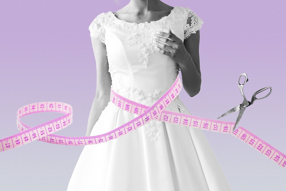 „Lass es raus“, sagte ich der Näherin und deutete auf die Stoffnähte, die an meinen Hüften und Oberschenkeln entlangliefen. “Lass das alles raus.” Mein Hochzeitskleid, ein elfenbeinfarbenes, trägerloses Trompetenkleid mit herzförmigem Ausschnitt, sah auf meiner 1,60 m großen, athletischen Figur wunderschön aus – solange ich absolut still dastand und flach atmete. Ich versuchte, mich auf einen Sitz in der Nähe zu senken, nur um festzustellen, dass ich mich nicht in den Hüften bewegen konnte. Ich rutschte unbeholfen von dem glatten Ledersessel auf den Boden des winzigen Studios und begann in Panik zu geraten, dass ich gerade mehr als einen Monat …