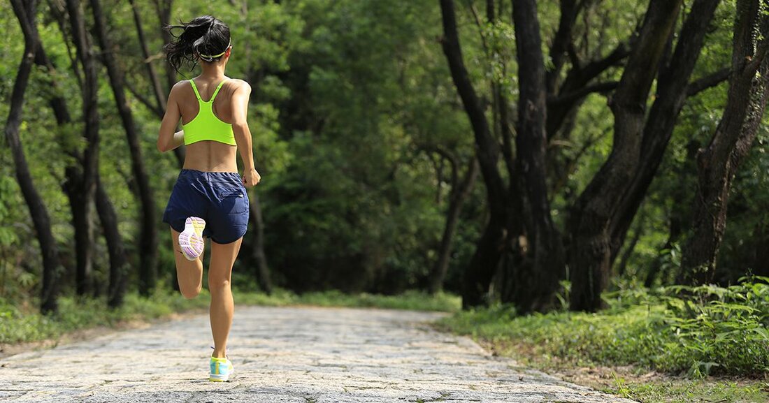 Wenn Sie mittendrin sind, können zermürbende, mehrmonatige Trainingspläne endlos erscheinen – als wäre kein Ende in Sicht. Aber alle guten bieten Linderung. Es kommt in Form einer Verjüngung, einer Zeit, um Ihre Kilometerleistung zu reduzieren, Ihre Beine zu verlangsamen und eine (wohlverdiente) Pause vor dem Rennen einzulegen. Es mag kontraintuitiv klingen, aber Taper haben ihren Platz in jedem effektiven Trainingsplan, egal ob Sie sich auf Ihre ersten 5 km vorbereiten oder dabei sind, den neuesten Marathon von Ihrer Liste zu streichen. (Verwandte: 6 Dinge, die Ihnen ein Lauftrainer über das Marathontraining beibringen kann) Hier erfahren Sie, warum sie wichtig sind …