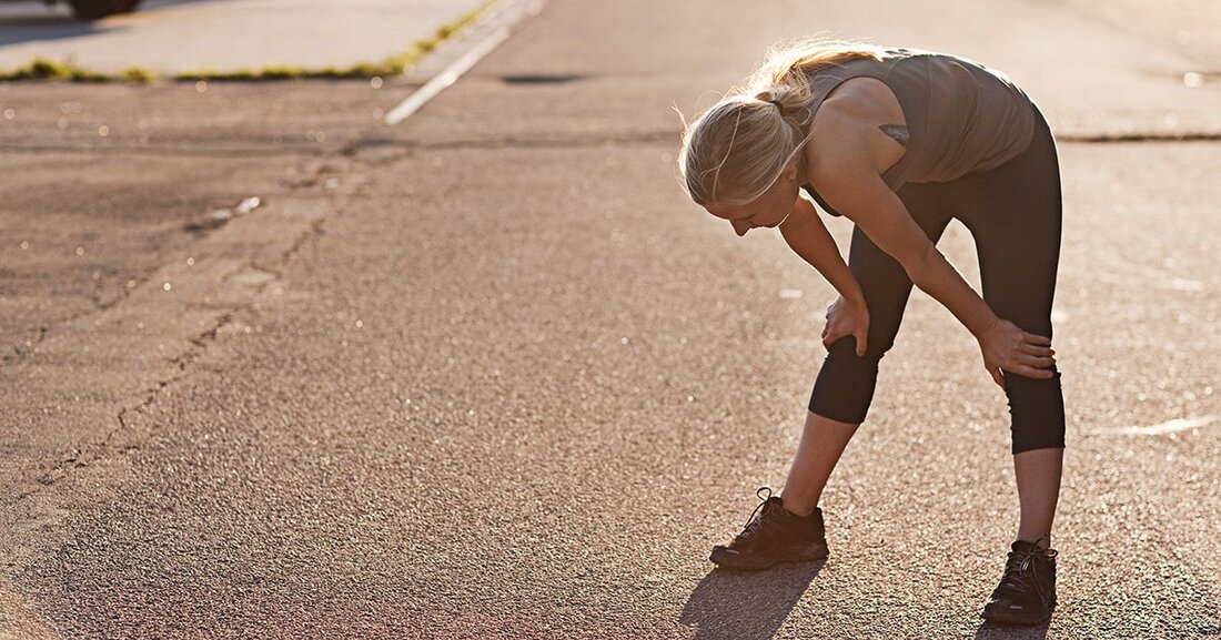 Als ich 7 Jahre alt war, begann mein Vater, meinen Bruder und mich auf den jährlichen 5-km-Lauf unserer Grundschule vorzubereiten. Er fuhr uns zur High-School-Strecke und stoppte uns, während wir sie umkreisten, und kritisierte unsere Schritte, Armbewegungen und abnehmenden Schritte gegen Ende. Als ich in meinem ersten Lauf den zweiten Platz gewann, habe ich geweint. Ich sah zu, wie mein Bruder sich übergeben musste, als er die Ziellinie überquerte, und hielt mich für faul, diesen Punkt völliger Erschöpfung nicht zu erreichen. Foto: Suzannah Weiss. Jahre später gewann mein Bruder College-Crew-Wettbewerbe, indem er bis zum Erbrechen ruderte, und ich brach auf &hellip;