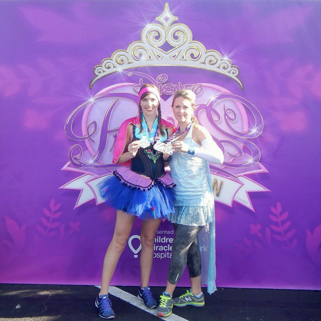 “Ist das da oben die Neun-Meilen-Markierung?” fragte meine Schwester, als wir beim Disney Princess Half Marathon in Walt Disney World in Florida nach vorne sprangen. “Nö! Das ist Meile 10!” sagte ich begeistert. „Nur noch 5.000. Das hast du voll drauf!“ “Was? Wir sind schon bei Meile 10?” fragte sie und erhellte sich. “Ich laufe die ganze Zeit 5 km.” Seite an Seite als Frozens Elsa und Anna – Disneys berühmteste Schwestern – meine Schwester und ich staunten darüber, wie schnell ihr erstes 13,1-Meilen-Rennen vorbeiflog. Die weiteste Strecke, die sie im Training gelaufen war, waren 10 Meilen. Normalerweise starrte sie …