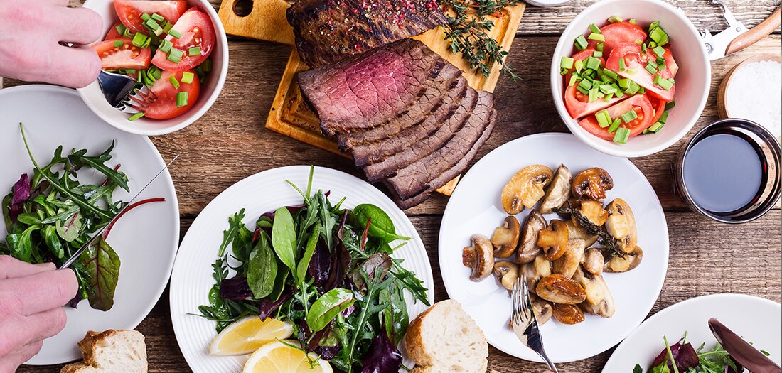 Nur wenige Tage bevor sich der Kalender auf 2021 drehte, veröffentlichten das US-Landwirtschaftsministerium und das US-Gesundheitsministerium das 2020-2025 Ernährungsrichtlinien für Amerikaner. Dieses Dokument wird alle fünf Jahre aktualisiert und veröffentlicht, um die aktuellsten wissenschaftlichen Erkenntnisse darüber zu liefern, was Menschen essen und trinken sollten, um die Gesundheit zu fördern, den Nährstoffbedarf zu decken und das Risiko chronischer Krankheiten zu verringern. Und da mehr als die Hälfte aller Erwachsenen in Amerika an einer ernährungsbedingten chronischen Krankheit leiden, ist dies wichtiger denn je. Dieser Blog präsentiert drei Dinge, die Sie über das Neue wissen sollten Richtlinien, die Sie in ihrer Gesamtheit unter &hellip;