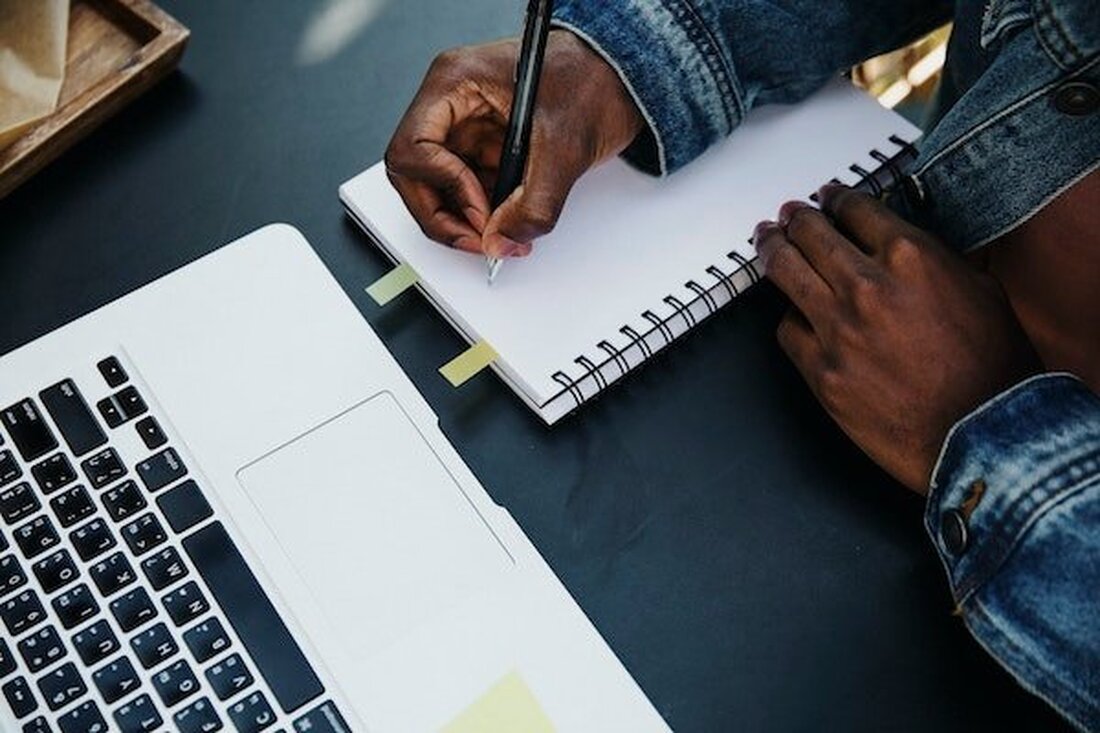 Coaching-Unternehmen haben verschiedene Möglichkeiten, ihre Dienstleistungen anzubieten. Die Art und Weise, wie Sie Ihre Dienste anbieten, hängt ab von: Ihr Geschäftsmodell Ihre Interessen Ihre Fähigkeiten Ihr Coaching-Programm und Service-Design Ihre persönliche Bandbreite Die Ressourcen, über die Ihr Unternehmen verfügt Der Umfang, in dem Ihre Services online angeboten werden können Servicebereitstellungstypen und Preismodelle Hier beschreiben wir sieben verschiedene Möglichkeiten, um Ihre Dienstleistungen für Ihre Kunden bereitzustellen. Beachten Sie, dass sich keine dieser Servicebereitstellungstypen gegenseitig ausschließt. Wenn sie zu Ihrem Geschäftsmodell passt und Ihrer Coaching-Philosophie entspricht, können Sie mehrere dieser Coaching-Optionen gleichzeitig anbieten. Einzelcoaching: Sie arbeiten jeweils ausschließlich mit einem Kunden. Sie &hellip;