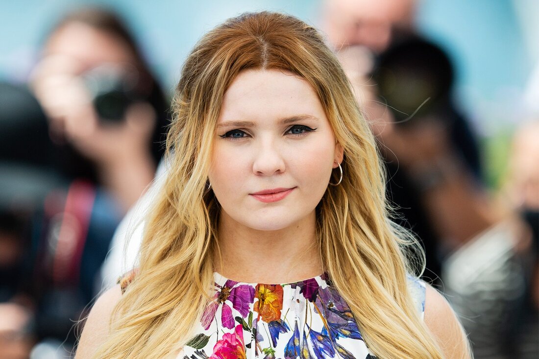 Der Oktober ist der Monat des Bewusstseins für häusliche Gewalt, eine Tatsache, die Abigail Breslin kürzlich dazu veranlasste, ihre eigenen Erfahrungen als Überlebende einer missbräuchlichen Beziehung zu teilen. (Weiterlesen: 6 starke Frauen sprechen über häusliche Gewalt) In einem Instagram-Beitrag teilte Breslin eine Triggerwarnung mit, um Menschen zu warnen, die möglicherweise von Diskussionen über häusliche Gewalt und sexuelle Übergriffe betroffen sind. Dann tat die Schauspielerin etwas unglaublich Mutiges: Sie erzählte ihre eigene Geschichte. „Ich war fast zwei Jahre in einer sehr missbräuchlichen Beziehung“, schreibt die 26-Jährige. „Es hat alles perfekt angefangen, ich war so verliebt. Leider hat mein Täter meine Unschuld …