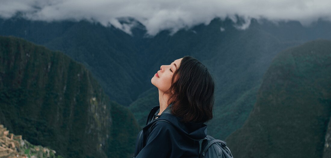 Atmen Sie tief und langsam durch die Nase ein und aus. Sie nutzen einen internen Mechanismus für bessere Gesundheit und Fitness. Es ist einfach, es ist kostenlos und es ist immer da. Haben Sie schon einmal über Ihre Atmung nachgedacht? Die meisten Leute nicht. Die Atmung ist eine automatische Funktion des Körpers, aber Sie können sie auch steuern. Sie müssen atmen, um zu leben, und deshalb wird Ihr Körper alles tun, um dies zu ermöglichen. Aber Ihre Umgebung, Stress und Ihre Atmung können diesen Prozess verändern und sogar behindern. Die gute Nachricht ist, dass das Üben der Nasenatmung alles umkehren &hellip;