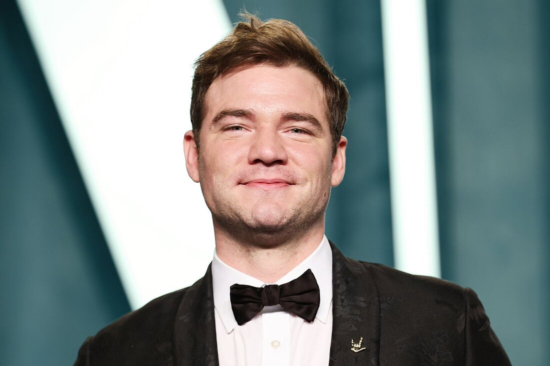 Schauspieler Daniel Durant, der gehörlos ist und in dem Film CODA mitgespielt hat, ist offiziell Halbfinalist der 31. Staffel von Dancing With the Stars. Sein Erfolg in der Show lässt das Publikum sich fragen, wie es ist, in einer Tanzwettbewerbsshow aufzutreten, ohne Musik hören zu können. In der Folge der Show vom 7. November gaben Durant und seine Partnerin Britt Stewart einen Einblick, wie es ist, als taube Person zu tanzen: Sie entschieden sich dafür, die Musik mitten in ihrer Jazz-Routine herausschneiden zu lassen. JoJo Siwa wird Teil des ersten gleichgeschlechtlichen Paares bei „Dancing With the Stars“ sein Nachdem die …