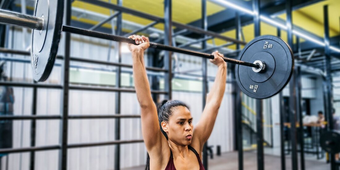 In diesem Artikel Alle ansehen In diesem Artikel Was ist CrossFit-Training? Die wichtigsten CrossFit-Übungen Die wichtigsten Vorteile des CrossFit-Trainings So fangen Sie mit CrossFit an – Plus die besten CrossFit-Workouts zum Ausprobieren