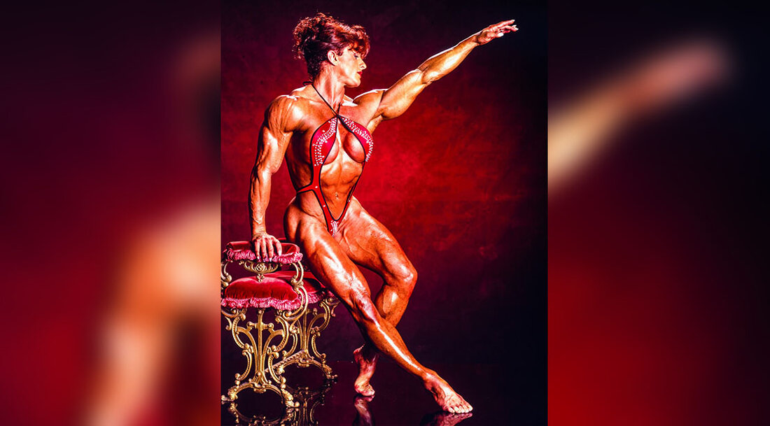 Diana Dennis nahm von 1981 bis 1994 erfolgreich an Wettkämpfen im Bodybuilding teil. Das ist bemerkenswert, da die Karrieren im weiblichen Bodybuilding in den 1980er-Jahren tendenziell relativ kurz waren. Es gab immer noch viel Widerstand gegen ästhetische weibliche Muskeln, viele Beurteilungen waren problematisch und weibliche Teilnehmer neigten dazu, entmutigt zu werden, auszusteigen und ihr volles Potenzial nicht auszuschöpfen. Aber Diana hielt durch, trat als Amateurin und als Profi an und hinterließ bei Mixed Pairs besondere Spuren. Diana war nicht nur immer in Topform und zeigte viele lange Linien und Muskeln, sondern sie zeigte auch ein künstlerisches Flair, das man damals …