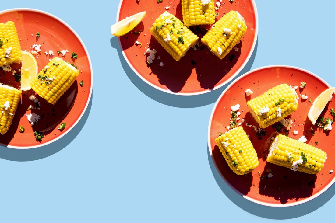 An Mais, auch bekannt als Mais, gibt es viel zu lieben. Es ist süß, saftig und köstlich vielseitig. Mais ist auch ein Grundnahrungsmittel bei Sommerfeiern, von zwanglosen Picknicks bis hin zu Grillabenden am Pool. Aber neben seiner Anpassungsfähigkeit und seinem köstlichen Geschmack ist Mais vollgepackt mit essentiellen Nährstoffen. Nicht überzeugt? Entdecken Sie hier alle wichtigen gesundheitlichen Vorteile von Mais – plus Rezeptideen für Mais, um das kultige Gemüse zu genießen. Was ist Mais? Obwohl Mais als Gemüse gegessen wird, ist er laut der University of Maryland eigentlich ein Getreide. Es gehört zur Familie der Gräser mit Hafer, Reis, Weizen und …