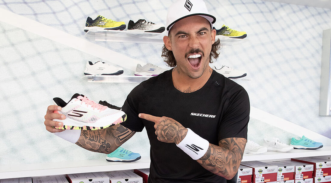 Als Spiel, das sowohl drinnen als auch draußen gespielt werden kann, ist Pickleball zu jeder Jahreszeit perfekt. Im Winter kann man drinnen spielen und wenn die Sonne rauskommt, können es auch die Spieler tun. Unabhängig davon, zu welcher Jahreszeit Sie sich für die richtige Jahreszeit zum Volleyballspielen entscheiden, müssen Sie sorgfältig über Ihre Pickleball-Ausrüstung nachdenken. Wenn Sie immer noch in Boardshorts und einem kratzigen T-Shirt spielen und einen guten Rat brauchen, was Sie kaufen sollten und warum, dann ist M&F mit diesem von Experten geführten Leitfaden für Sie da. Sind Sie neu oder möchten Ihre Pickleball-Kenntnisse auffrischen? Sie könnten damit …