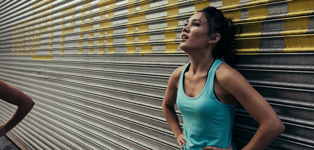 Wenn Sie viele Jahre konsequent trainiert haben, sind Sie möglicherweise irgendwann in Ihrem Training auf die sprichwörtliche Fitness-Straßensperre gestoßen. Das Erreichen eines Fitnessplateaus kann frustrierend sein, aber es ist üblich und völlig normal. Lesen Sie weiter, um mehr darüber zu erfahren, was Ihre Fitness-Runde verursachen kann und wie Sie sie überwinden können. Das FITT-Prinzip Die Genetik spielt eine Rolle dabei, wie jeder von uns auf Bewegungstraining reagiert. Sie können Ihr individuelles Potenzial optimieren, indem Sie einige Trainingsvariablen manipulieren. Das FITT-Prinzip lässt sich auf fast jedes Fitnessprogramm anwenden. FITT steht für Frequenz – Intensität – Zeit – und Typ. Das Ändern …