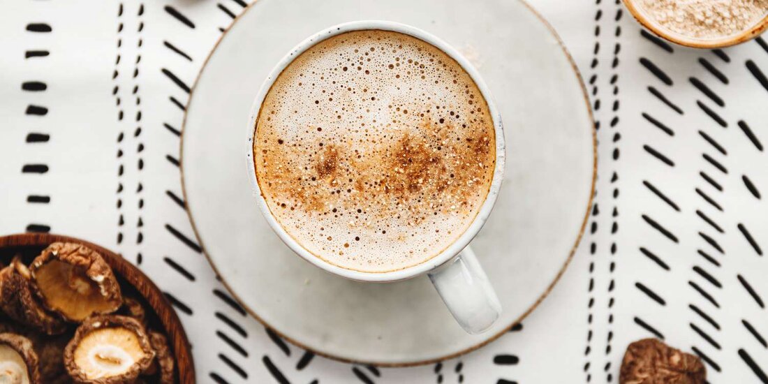 In den letzten Jahren haben sich die Menschen zunehmend für die Kraft der Pilze interessiert. Pilze haben laut dem Dokumentarfilm Fantastic Fungi aus dem Jahr 2019 ein unglaubliches Heilpotenzial, von den körperlichen und geistigen therapeutischen Vorteilen, die sie haben, bis hin zu ihrer Rolle in den Ökosystemen der Erde. Viele funktionelle Pilze gelten als Adaptogene, das sind Kräuter und Pilze, die Ihrem Körper helfen, sich buchstäblich an die sich ständig weiterentwickelnde und oft stressige Welt um ihn herum anzupassen, indem sie die chemischen Reaktionen in Ihrem Körper nach Bedarf erhöhen oder verringern, um zur Homöostase zurückzukehren. Allerdings ist dieses Interesse …