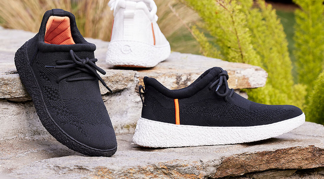 Die futuristische Schuhmarke Baliston hat ein neues Erlebnis eingeführt, das einen Schritt weiter ist als Ihr normaler Schuh. Dieses nachhaltige, KI-gestützte Kleidungsstück analysiert jedes Mal zahlreiche Datenpunkte, wenn Sie auf den Bürgersteig treten, und ist außerdem zu 100 Prozent recycelbar. Da ich nicht zurückbleiben wollte, habe ich ein Paar selbst getestet, und ich werde nie wieder einen einfachen Spaziergang in demselben Zustand sehen. In einer Pressemitteilung zum „Baliston by STARCK“, der so heißt, weil der Schuh vom führenden Designer, Architekten und Investor Phillipe Starck entworfen wurde, heißt es in einer Erklärung, um genau zusammenzufassen, was dieses neue, bahnbrechende Produkt ist: …