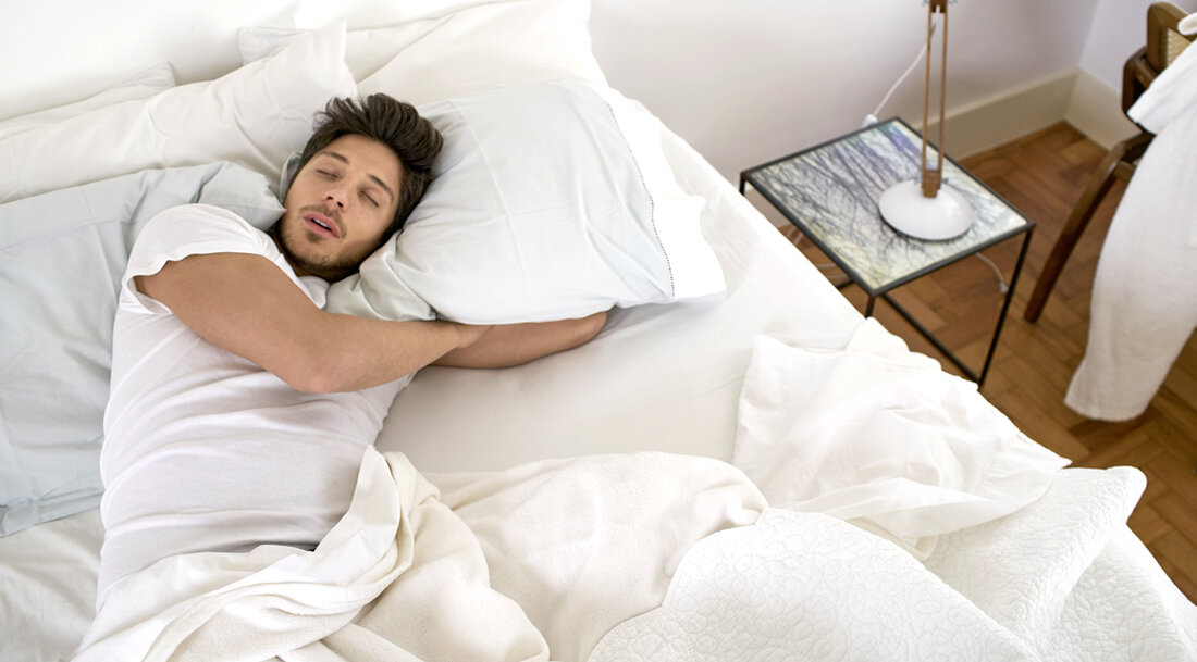 Egal, ob Sie ein Spitzensportler sind, der nach dem nächsten persönlichen Rekord strebt, oder wie die meisten von uns einfach versuchen, in ihrer täglichen Arbeit ein wenig konzentrierter zu bleiben, es besteht eine gute Chance, dass Sie Ihr Bestes geben, um dies zu erreichen, außer für das vielleicht wichtigste Element – genug Schlaf zu bekommen. Während der Weltschlaftag am 17. März begangen wird, ist unser Bedürfnis nach Qualität zum Schlafen eine nie endende tägliche Angelegenheit M&F sprach mit Louisa Nicola, einer ehemaligen Triathletin und Direktorin von Neuro Athletics, um die Dünne zum Schweigen zu bringen. Nicola war in einen schweren …