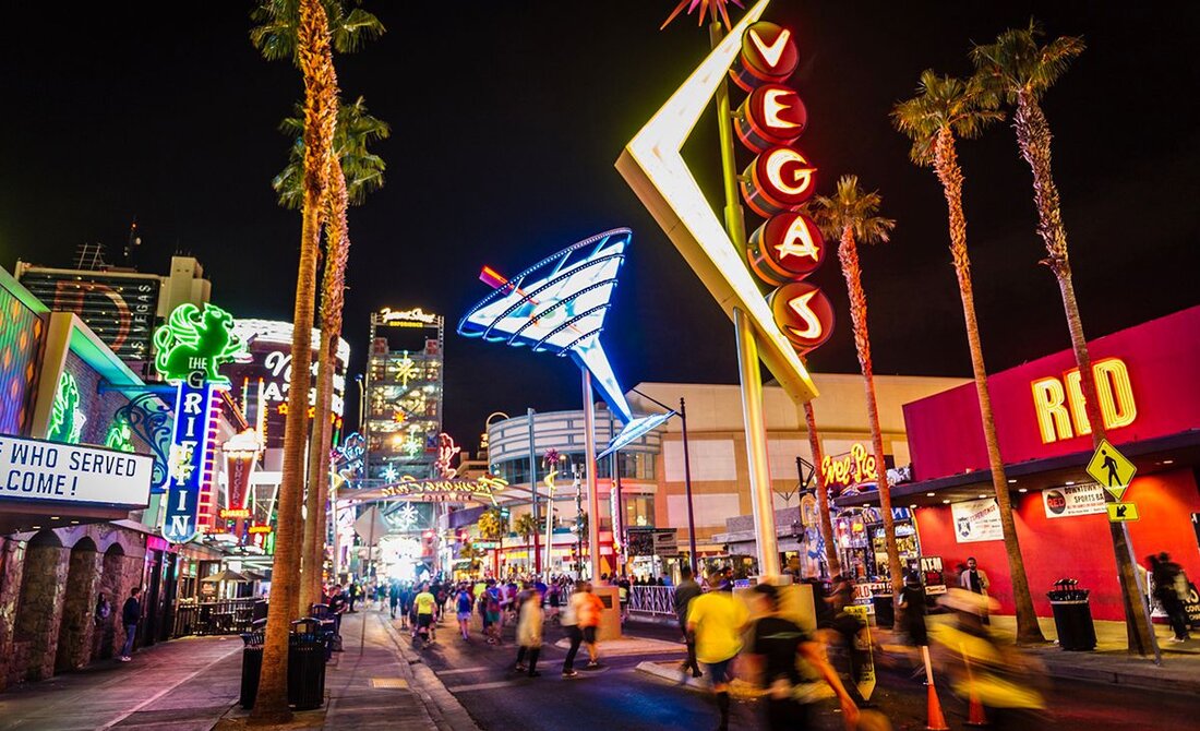 Am 28. September buchte ich meine Flüge nach Las Vegas zum Rock ‘n’ Roll-Halbmarathon der Stadt. Drei Tage später eröffnete ein Schütze das Feuer auf das Country-Musikfestival Route 91 Harvest, das auf dem Vegas Strip stattfand, und tötete 58 Menschen und verletzte 546 bei der tödlichsten Massenerschießung in der modernen amerikanischen Geschichte. Fast sofort kamen Texte von Familie und Freunden, die wussten, dass ich vorhatte, dieses Rennen zu fahren, und fragten, ob ich immer noch gehen würde. Der Halbmarathon würde nur sechs Wochen nach den Dreharbeiten stattfinden; Die Startlinie befand sich fast direkt gegenüber dem Mandalay Bay Resort, wo sich …