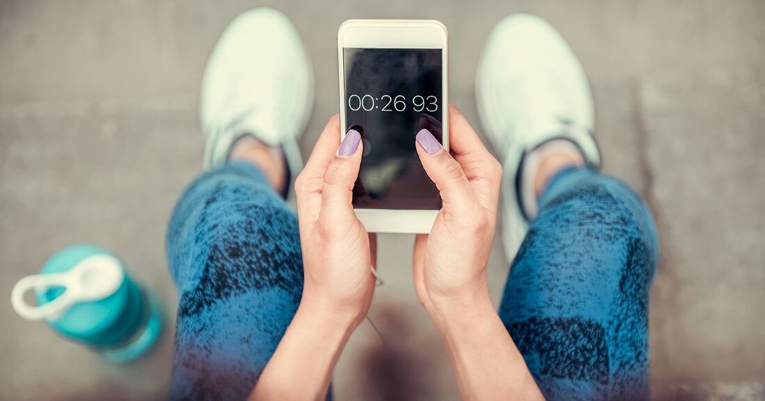 An jedem Tag ist es einfach, eine Menge Ausreden dafür zu finden, warum Training einfach nicht in Frage kommt. Wenn deine Begründung für das Auslassen der Schwitzsession mit Zeitmangel zu tun hat, kommt Tabata ins Spiel. Die Form des hochintensiven Intervalltrainings (HIIT) lässt sich blitzschnell erledigen, ist eine tolle Ergänzung deines Trainingsrepertoires, und kann Ihnen auch beim Abnehmen und Muskelaufbau helfen. Aber wenn ein Training so schnell und intensiv ist, kann es jeden Tag gemacht werden? Hier beleuchten Experten die Sicherheit dieser Strategie und alles andere, was Sie über das „Vier-Minuten-Wundertraining“ wissen müssen. Was ist Tabata? Tabata ist ein schnelles &hellip;