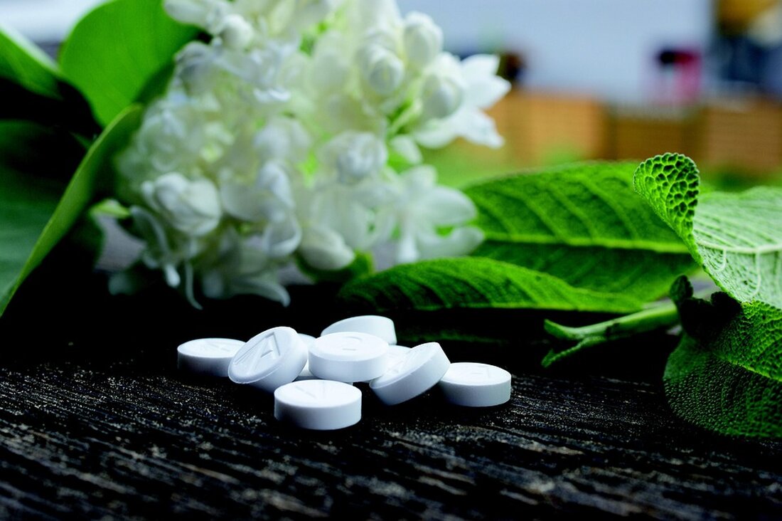 In der heutigen Zeit, in der Bewegung und Fitness einen zentralen Stellenwert im Alltag vieler Menschen einnehmen, wird die Bedeutung gelenkschonender Trainingsmethoden zunehmend anerkannt. Insbesondere im Kontext von Verletzungsprävention und der Linderung chronischer Gelenkschmerzen gewinnen Low-Impact-Trainingstechniken an Aufmerksamkeit. Diese Formen des Trainings – die weniger Belastung auf die Gelenke ausüben – bieten nicht nur eine geeignete Alternative zu hochintensiven Sportarten, sondern fördern auch eine nachhaltige Fitnessentwicklung. In diesem Artikel werden wir zunächst die Grundlagen des Low-Impact-Trainings und dessen Vorteile für die Gelenke untersuchen. Dabei werden wir auf die Mechanismen eingehen, die die Gelenke schonen und die Muskelkraft sowie Beweglichkeit gleichzeitig &hellip;