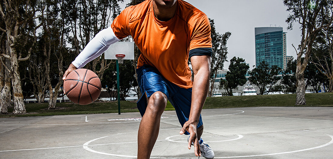 Basketballspieler sind erstaunliche Sportler. Neben der Auge-Hand-Koordination, um den Ball tatsächlich in den Reifen zu bekommen, sind eine enorme Anzahl von Fähigkeiten erforderlich &#8211; einschließlich Gleichgewicht, Reaktivität, Schnelligkeit und Explosivität -, um wettbewerbsfähig zu sein. Obwohl die meisten von uns niemals auf Elite-Niveau spielen werden, heißt das nicht, dass wir nicht wie unsere Lieblingsbasketballspieler trainieren können. Hier sind fünf Dinge zu beachten, wenn Sie ein Trainingsprogramm für Basketball oder eine andere Sportart sowie ein Beispieltraining für den Einstieg entwerfen: 1. Ob Basketball oder eine andere Aktivität, wenn Sie eine Lieblingssportart haben, die Ihnen Spaß macht, ist es eine gute Idee, &hellip;