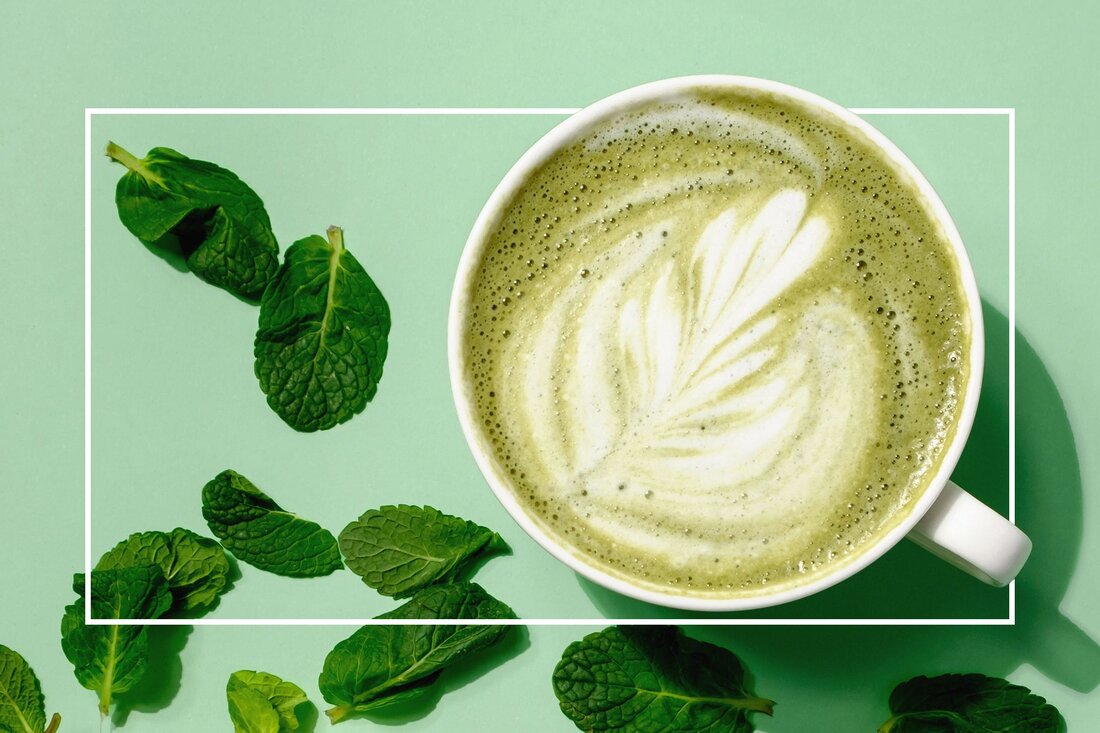 Matcha ist zu einem festen Bestandteil in Cafés in den USA geworden, und es ist leicht zu verstehen, warum. Das Grüntee-Pulver ist erdig, energetisierend und köstlich und bietet jede Menge ernährungsphysiologische Vorteile (zusätzlich zu einer hübschen grünen Basis für Latte Art). Hier verraten registrierte Ernährungsberater den Tee über die gesundheitlichen Vorteile von Matcha und wie man Matcha-Getränke zu Hause zubereitet. Was ist Matcha? Zuerst eine kurze Erklärung zu einer gewöhnlichen Teepflanze namens Camellia sinensis. Die Pflanze ist ein mittelgroßer Strauch, aus dem grüner, schwarzer oder weißer Tee hergestellt werden kann, je nachdem, welche Blätter oder Knospen der Pflanze geerntet werden, …