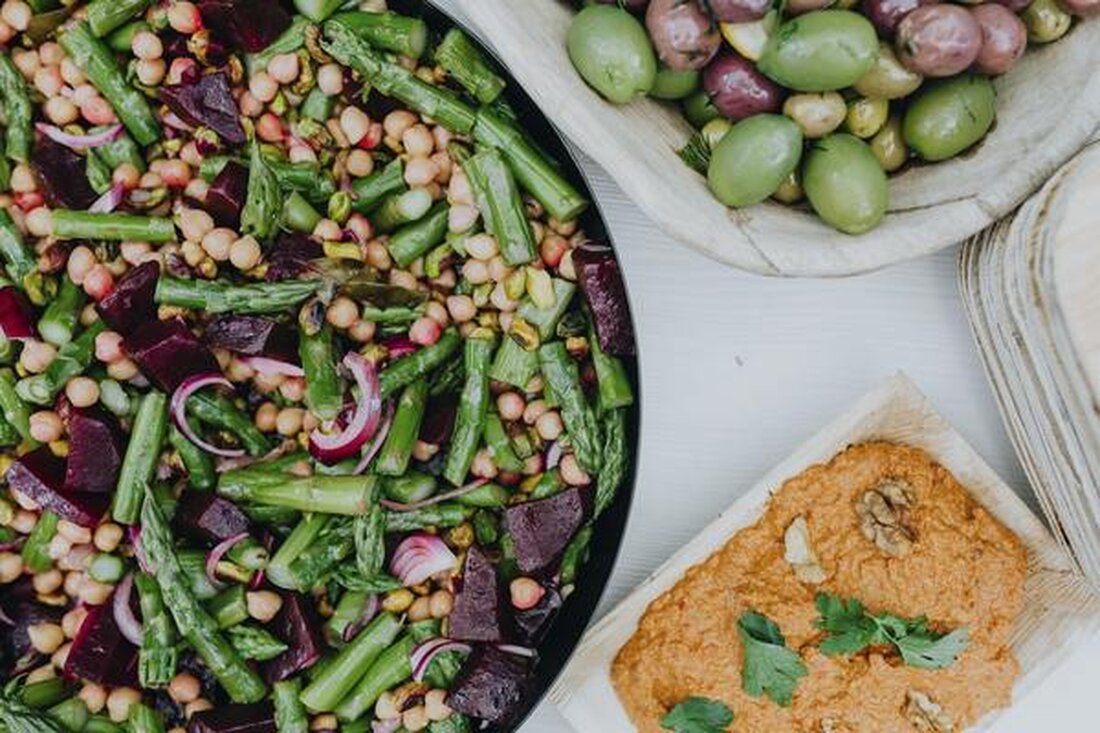 In den letzten 26 Jahren haben wir über 119.000 Gesundheits-, Ernährungs- und Fitnessfachleute zertifiziert. Jeden Monat erkennen wir einen unserer angesehenen Absolventen an, der das Gelernte nutzt, um andere zu inspirieren und etwas zu bewirken. Treffen Sie unsere Absolventin für den Monat Januar, Meghan VanAuken, eine AFPA-zertifizierter Holistic Health Coach Wie sind Sie ursprünglich zu Gesundheit und Fitness gekommen? Gesundheit ist eine lebenslange Reise, und meine persönliche Gesundheitsreise hat meine Leidenschaft für Gesundheit und Wellness angeheizt. In einem relativ jungen Alter wurde bei mir eine Autoimmunerkrankung, Hashimoto, saurer Reflux und eine generalisierte Angststörung diagnostiziert. Ich nahm meine Rezepte entgegen und …