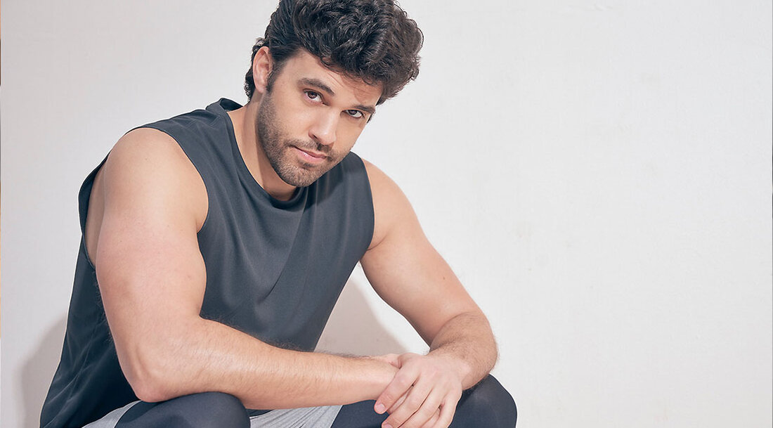 Steven Krueger ist der vielseitige Schauspieler, der zuerst mit seinen Auftritten in „Pretty Little Liars“ und „Two and a Half Men“ berühmt wurde, bevor er die denkwürdige Rolle des „Josh Rosza“ in „The Originals“ übernahm. Jetzt spielt Krueger als „Ben Scott“ in „Yellowjackets“ den Co-Trainer der jungen Frauenfußballmannschaft, erzählt aber Muskel & Fitness dass es nicht einfach war, seinen Körper so aufzubauen, dass er als Sporttrainer glaubwürdig ist. Glücklicherweise hat Krueger, der in seiner Jugend ernsthaft Tennis gespielt hat, einen Wettkampfgeist, der ihn bis heute beeinflusst. Also haben wir uns vor der mit Spannung erwarteten Rückkehr von „Yellowjackets“ (Showtime, 26. …