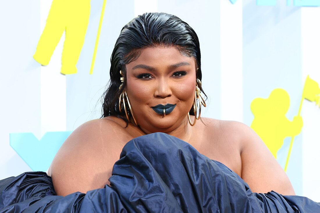 Lizzo zeigte ihre Stärke vor den MTV Video Music Awards (VMAs) 2022 auf große Weise. Der „About Damn Time“-Sänger, der am Sonntagabend auftrat und den Video for Good Award mit nach Hause nahm, teilte nur wenige Tage vor dem großen Ereignis ein Video eines Trainings auf TikTok. In dem Clip, der auf Lizzos Song „2 Be Loved (Am I Ready)“ eingestellt ist, schiebt und zieht der Sänger einen Schlitten, indem er schnelle, kleine Schritte macht. Sie tut dies in einem komplett weißen Outfit, darunter ein Mesh-Top und kurze Leggings ihrer Marke Yitty. Während sie die Übungen einfach aussehen lässt, erzählt …