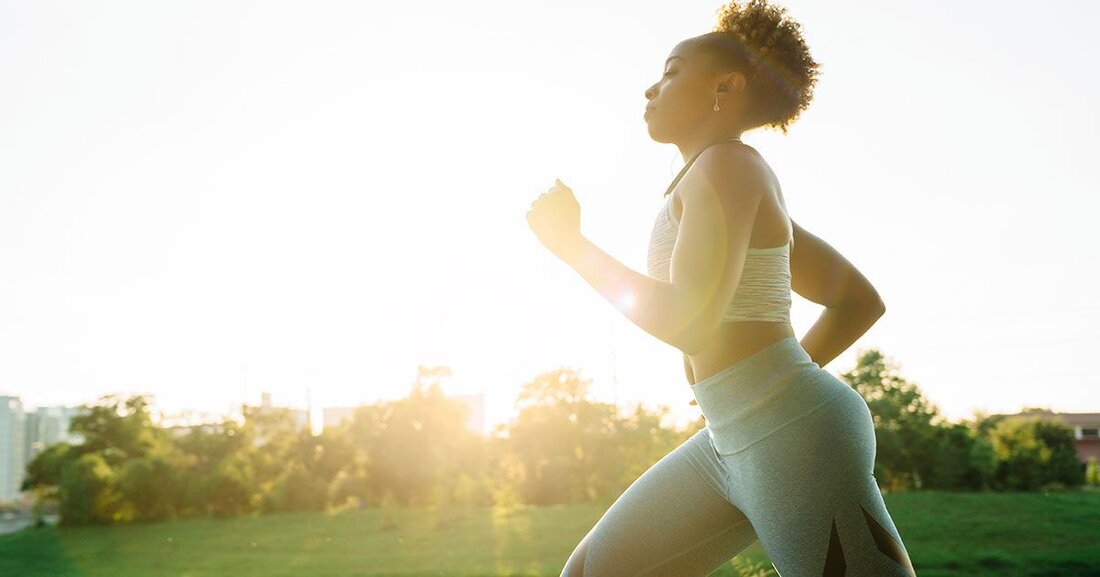 Theoretisch scheint Laufen die einfachste Form der Übung zu sein: Sie schnüren Ihre Schuhe und gehen auf den Bürgersteig (oder das Laufband). Aber ohne ein richtiges Verständnis Ihrer eigenen Laufmechanik tun Sie Ihrem Körper möglicherweise einen schlechten Dienst – und bereiten sich möglicherweise auf Verletzungen vor. „Es ist wirklich üblich, dass Läufer nicht genau wissen, wie sich ihr Körper bewegt und wo ihr Körper landet“, sagt Claire Wood, die sich bei New Balance auf globale Performance-Laufschuhe spezialisiert hat. Da kommt das Thema Laufgang ins Spiel. Also, was ist Running Gait überhaupt? Im Wesentlichen ist Ihr Gang Ihre Art, sich zu …