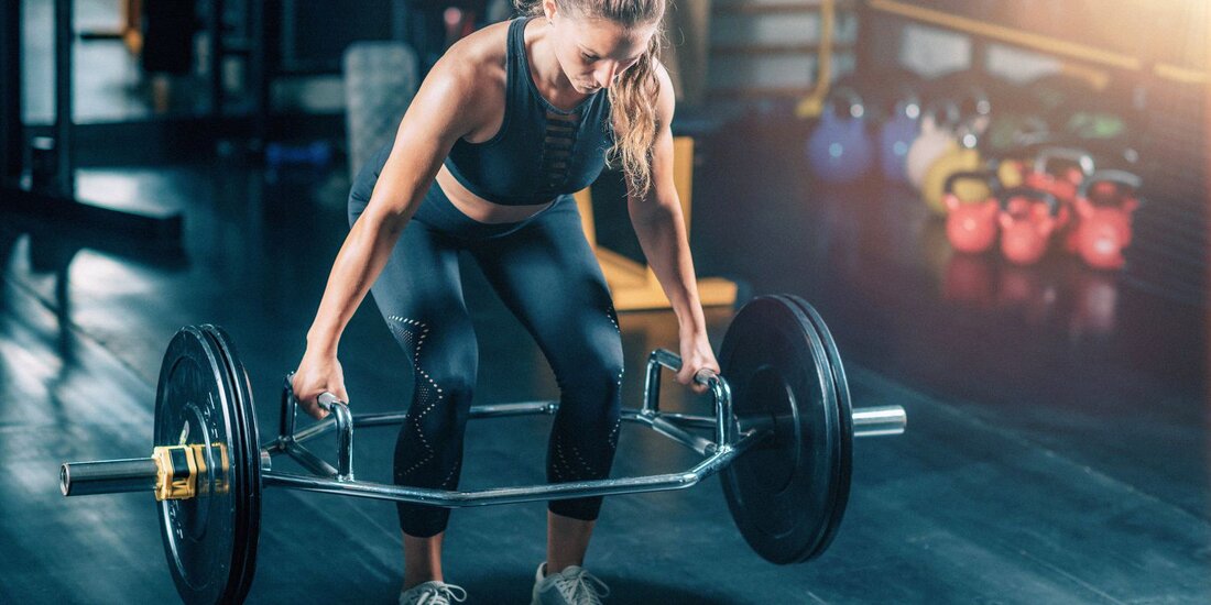 In diesem Artikel Alle ansehen In diesem Artikel Was ist eine Hex-Bar? Wie viel wiegt ein Hex Bar? Die Vorteile des Trainings mit einer Hex Bar Die Nachteile von Hex Bars So verwenden Sie eine Hex-Stange plus 4 Übungen zum Ausprobieren