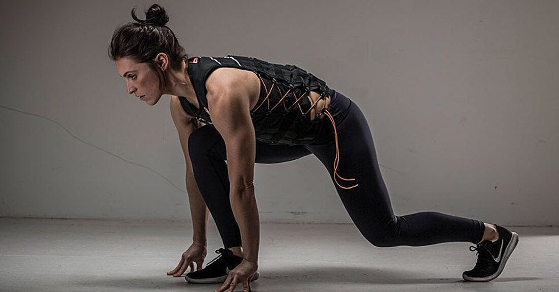 Sie sind wahrscheinlich an Gehen und Laufen gewöhnt – dies sind zwei der einfachsten Möglichkeiten, ein Training zu absolvieren. Und Sie sind vielleicht genauso vertraut mit dem Tragen einer Weste beim Ausdauerlaufen (oder als zusätzliche Wärmeschicht in den kühleren Monaten). ). Aber eine Gewichtsweste? Nicht so viel. Doch Gehen, Laufen und Trainieren mit einer Gewichtsweste können Ihrer Routine ein Kraftelement hinzufügen – ganz ohne Fitnessstudio. Hier ist, wie, plus zwei harte Trainingsoptionen mit Gewichtswesten, die Sie ernsthaft herausfordern werden. Gewichtete Trainingswesten, erklärt Gewichtswesten sind genau das, wonach sie klingen: Trainingswesten mit kleinen Gewichten darin. „Die meisten Westen sitzen über den …