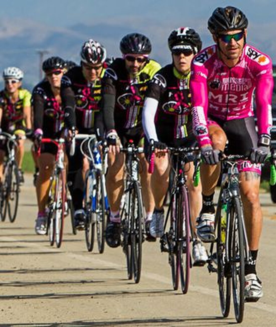 Nachdem ich mir sechs Wochen lang den Kopf zerbrochen und so viel Angst vor dieser körperlichen Herausforderung aufgebaut hatte, dass ich Bauchschmerzen bekam, beendete ich endlich die Tour de Pink von YSC. Yay! Wenn Sie diesen Blog gelesen haben (nicht zu spät, um das nachzuholen!), wissen Sie, dass ich wegen der Fahrt sehr nervös war – nicht nur wegen der zurückgelegten Kilometer, sondern auch wegen des Höhenunterschieds in den drei Tagen. Als ich darauf einging, wusste ich, dass es kein Rennen war und dass ich immer in den Sag-Wagen steigen konnte, wenn ich durchgeknallt war. Aber ich wusste auch, dass …