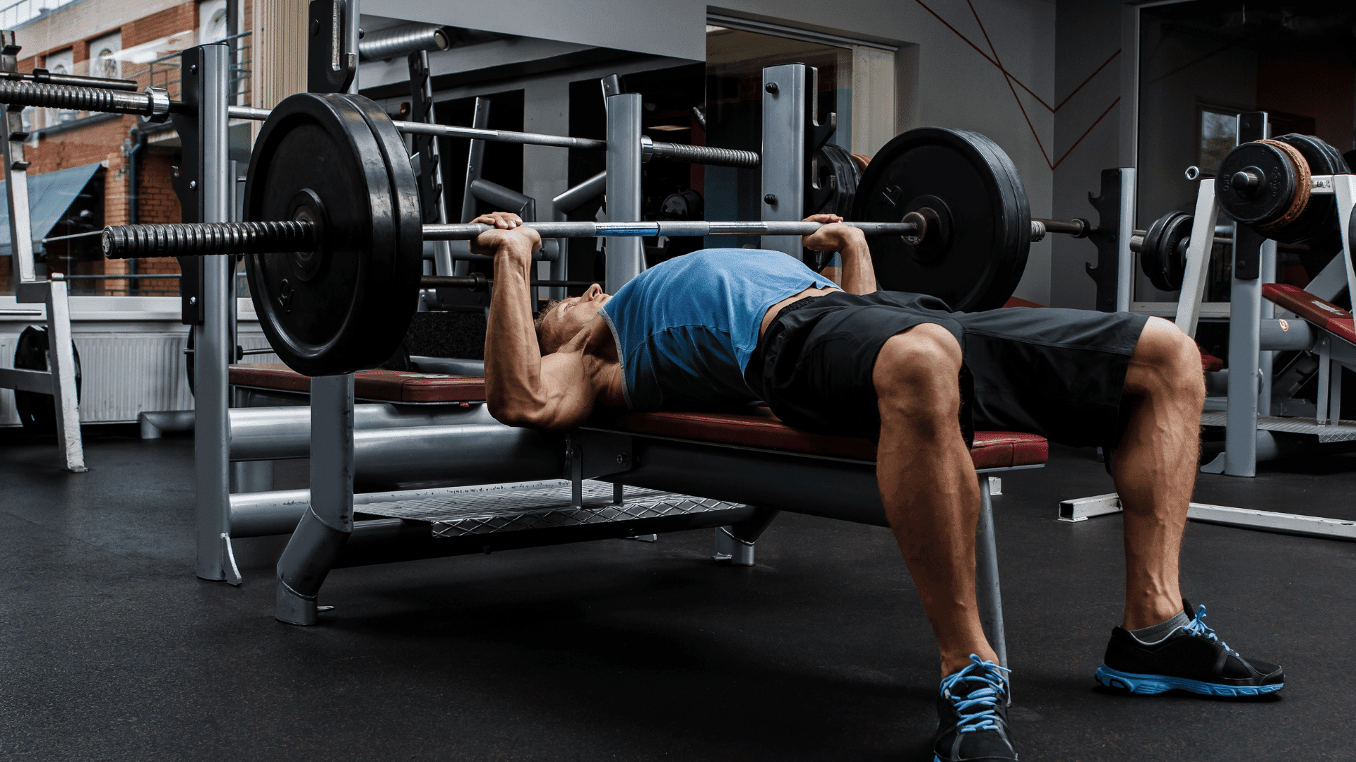 11 MÖGLICHKEITEN, IHRE BARBELL BENCH PRESSE ZU VERBESSERN