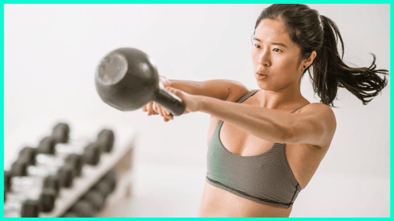Frau macht Kettlebell Schaukeln