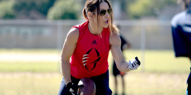 Jen Welter setzt sich als erste weibliche Trainerin der NFL mit Geschlechterrollen auseinander