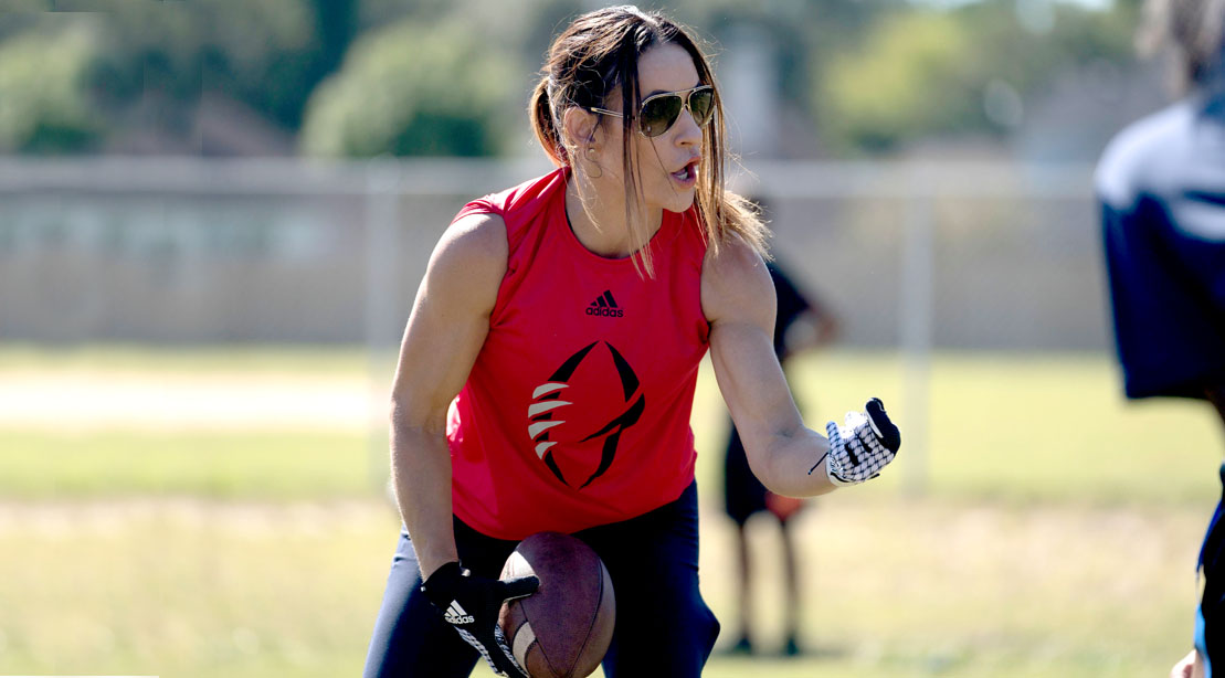 Jen Welter setzt sich als erste weibliche Trainerin der NFL mit Geschlechterrollen auseinander