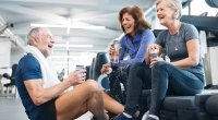 Gruppe von Freunden über 40, die im Fitnessstudio trainieren