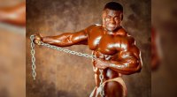 Bodybuilder Victor Richards posiert mit einer Metallkette