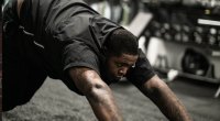 NFL-Spieler Trent Brown macht Schlittenschubübungen, um seine sportliche Leistung zu steigern