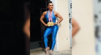 Die IIFBB-Bodybuilderin Viktoria Grygorian trägt ein Spandex-Singlet mit ihren Olympia-Medaillen