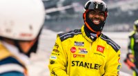 Derrell Edwards in seiner Nascar-Boxencrew-Uniform auf der Rennstrecke