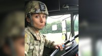 Viktoria Grygorian macht ein lustiges Gesicht, während sie einen Militärlastwagen fährt