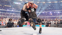 Stone Cold Steve Austin führt im Alter von 57 Jahren bei WrestleMania 38 seinen charakteristischen Move, den eiskalten Stunner, vor