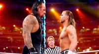 Der Undertaker starrt den Wrestler Shawn Michaels an und mustert ihn