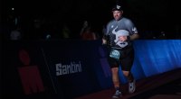 Ironman-Konkurrent Jeff Cottrell beendet einen Triathlon