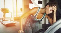 Mädchen-müde-frustriert-Kopfschmerzen-Laufband