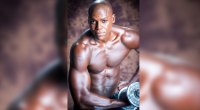 Ein junger Carl Lewis, der einen Bizeps-Curl mit leichten Gewichten ausführt