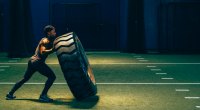 Bergsteiger Andrew Alexander King trainiert mit Reifen-Flip-Übung